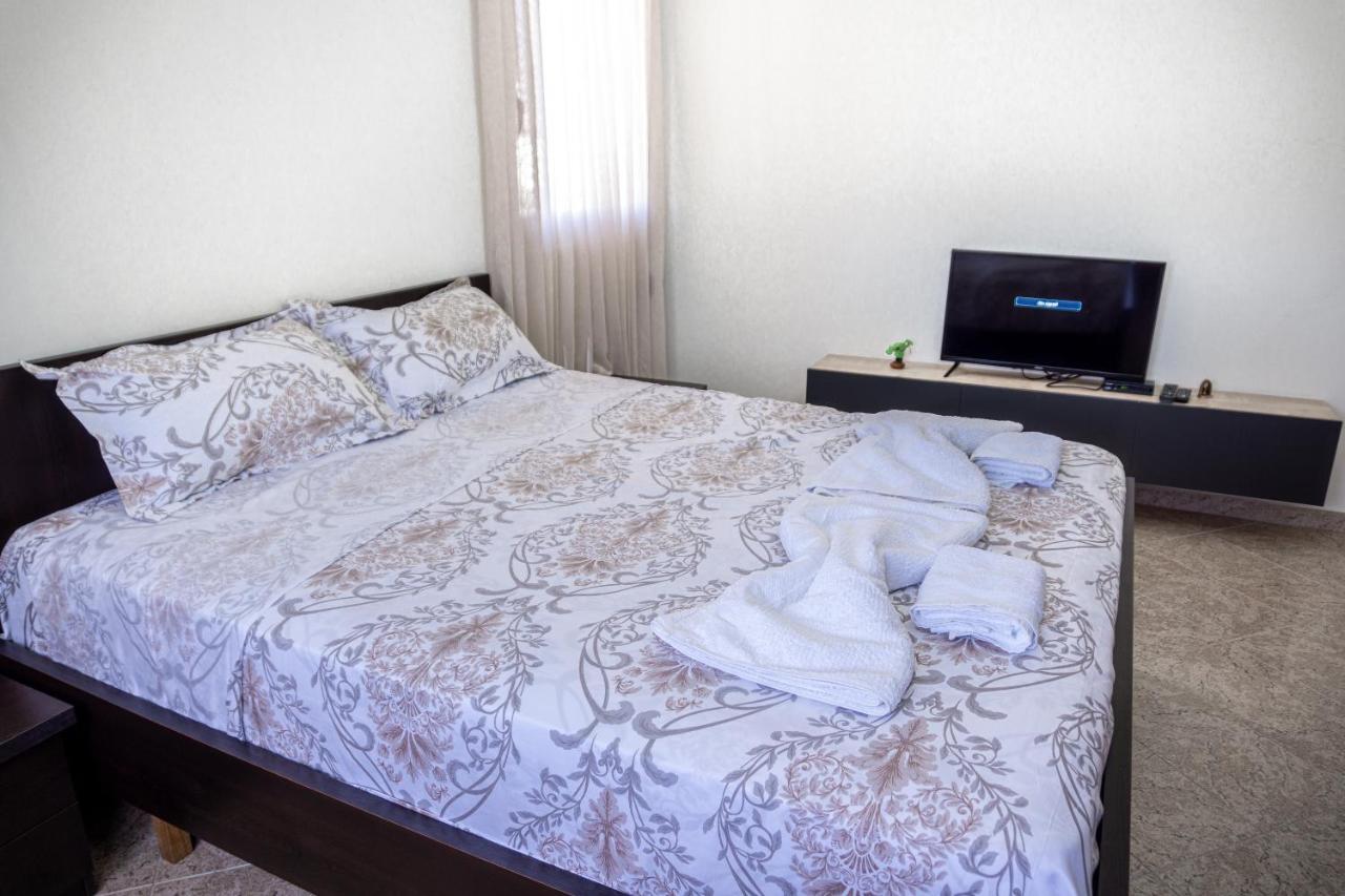 City Center Two Private Bedrooms Near Scanderbeg Square On Shared Apartment Tirana Bagian luar foto