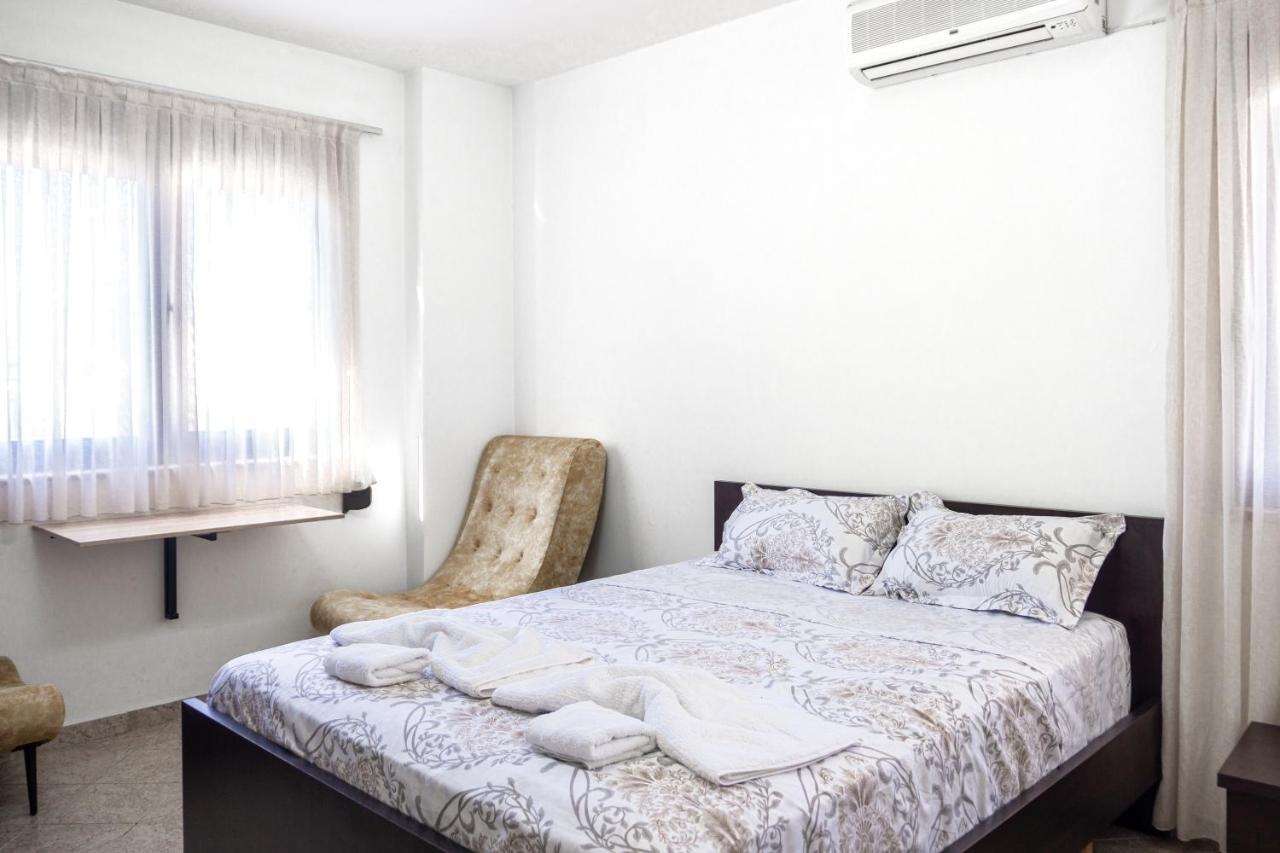 City Center Two Private Bedrooms Near Scanderbeg Square On Shared Apartment Tirana Bagian luar foto