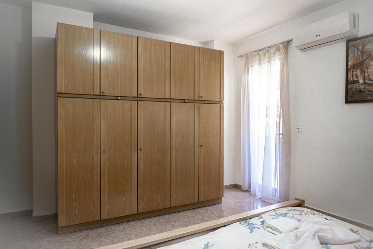 City Center Two Private Bedrooms Near Scanderbeg Square On Shared Apartment Tirana Bagian luar foto