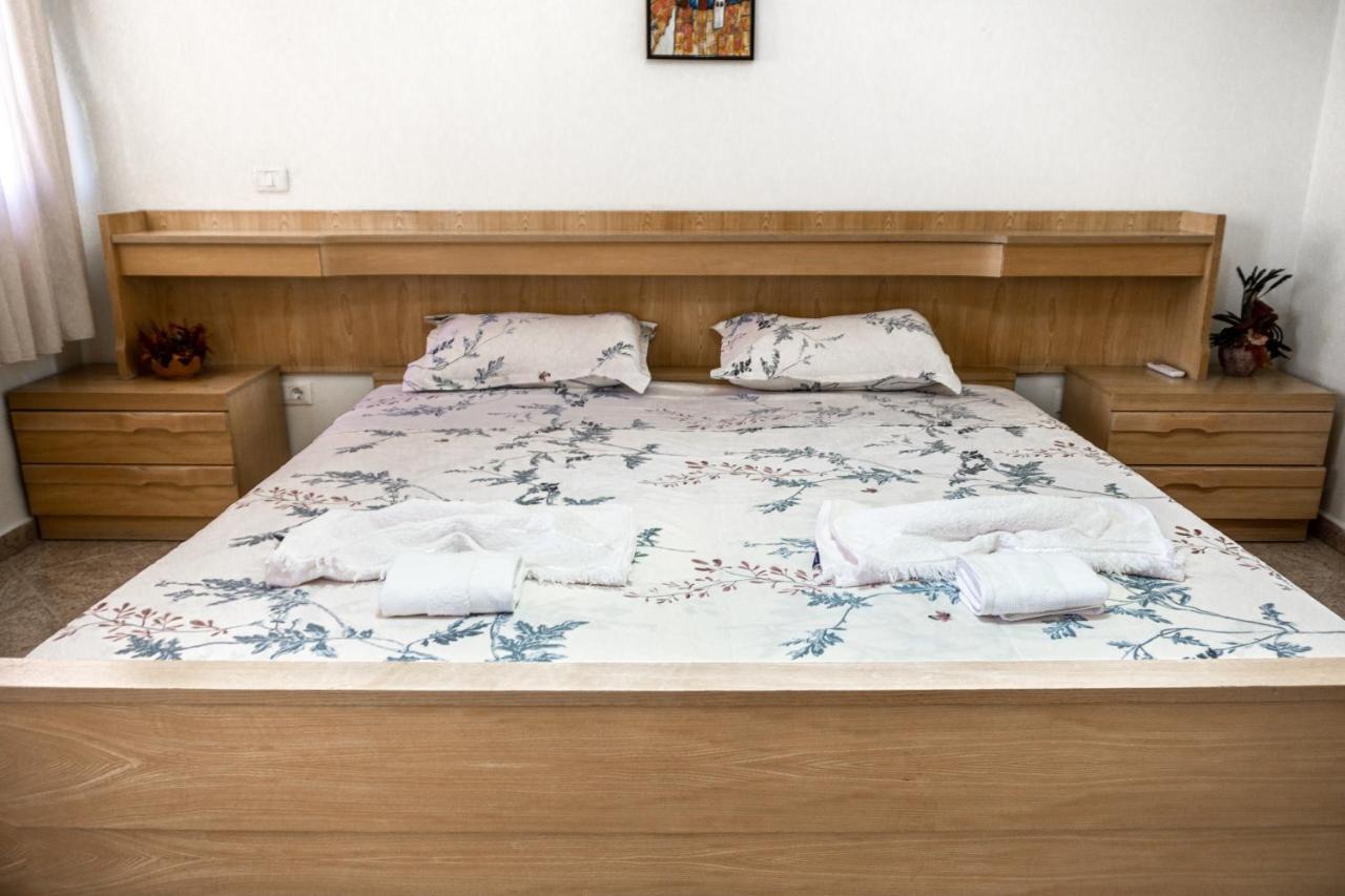 City Center Two Private Bedrooms Near Scanderbeg Square On Shared Apartment Tirana Bagian luar foto