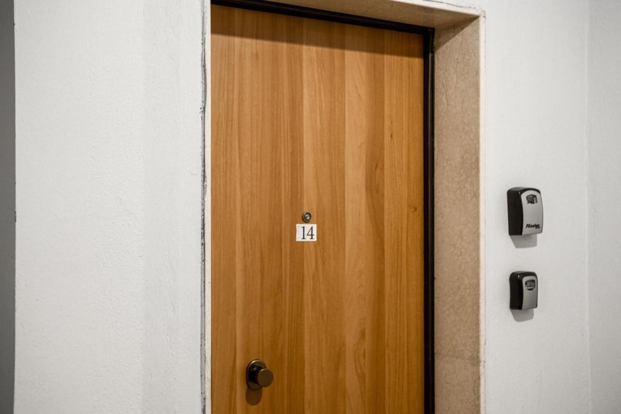 City Center Two Private Bedrooms Near Scanderbeg Square On Shared Apartment Tirana Bagian luar foto