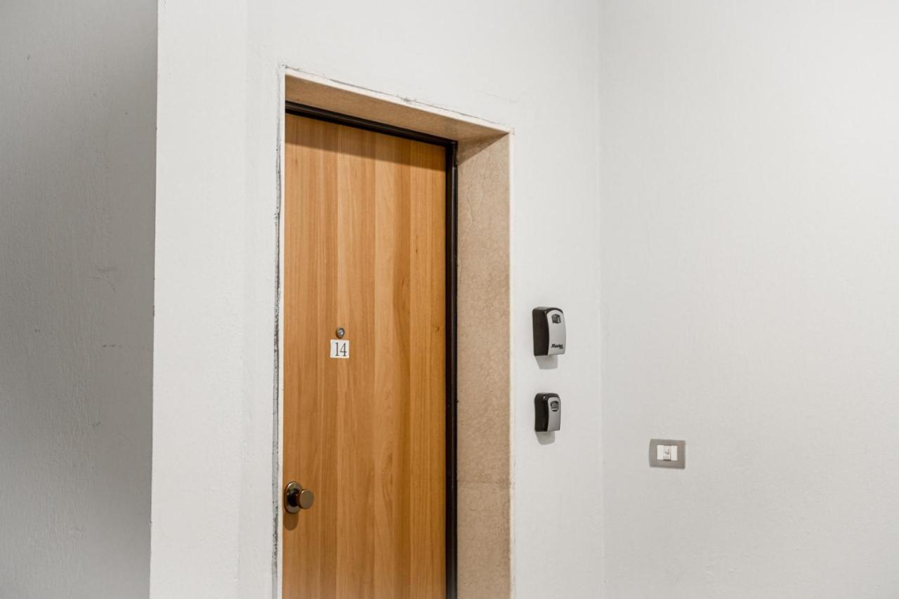 City Center Two Private Bedrooms Near Scanderbeg Square On Shared Apartment Tirana Bagian luar foto