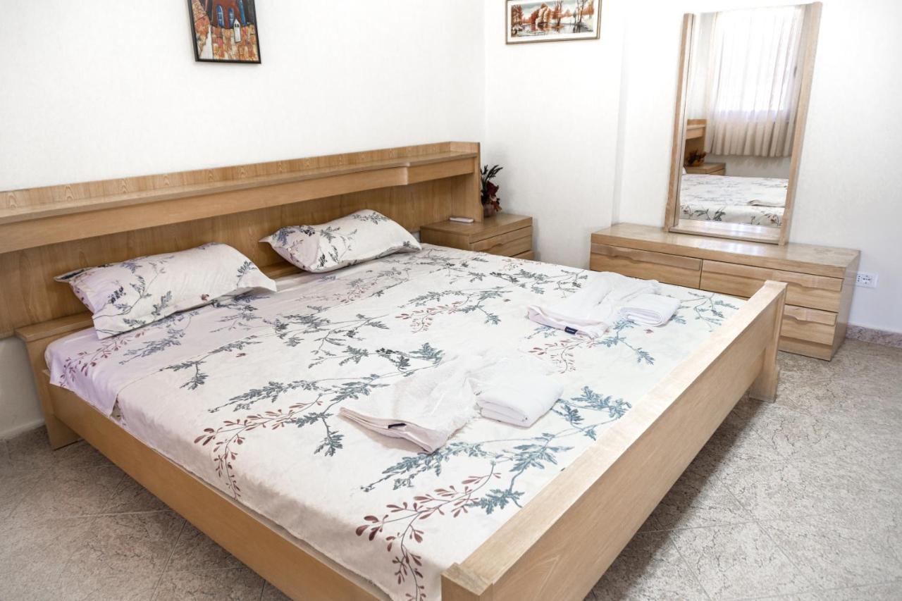 City Center Two Private Bedrooms Near Scanderbeg Square On Shared Apartment Tirana Bagian luar foto